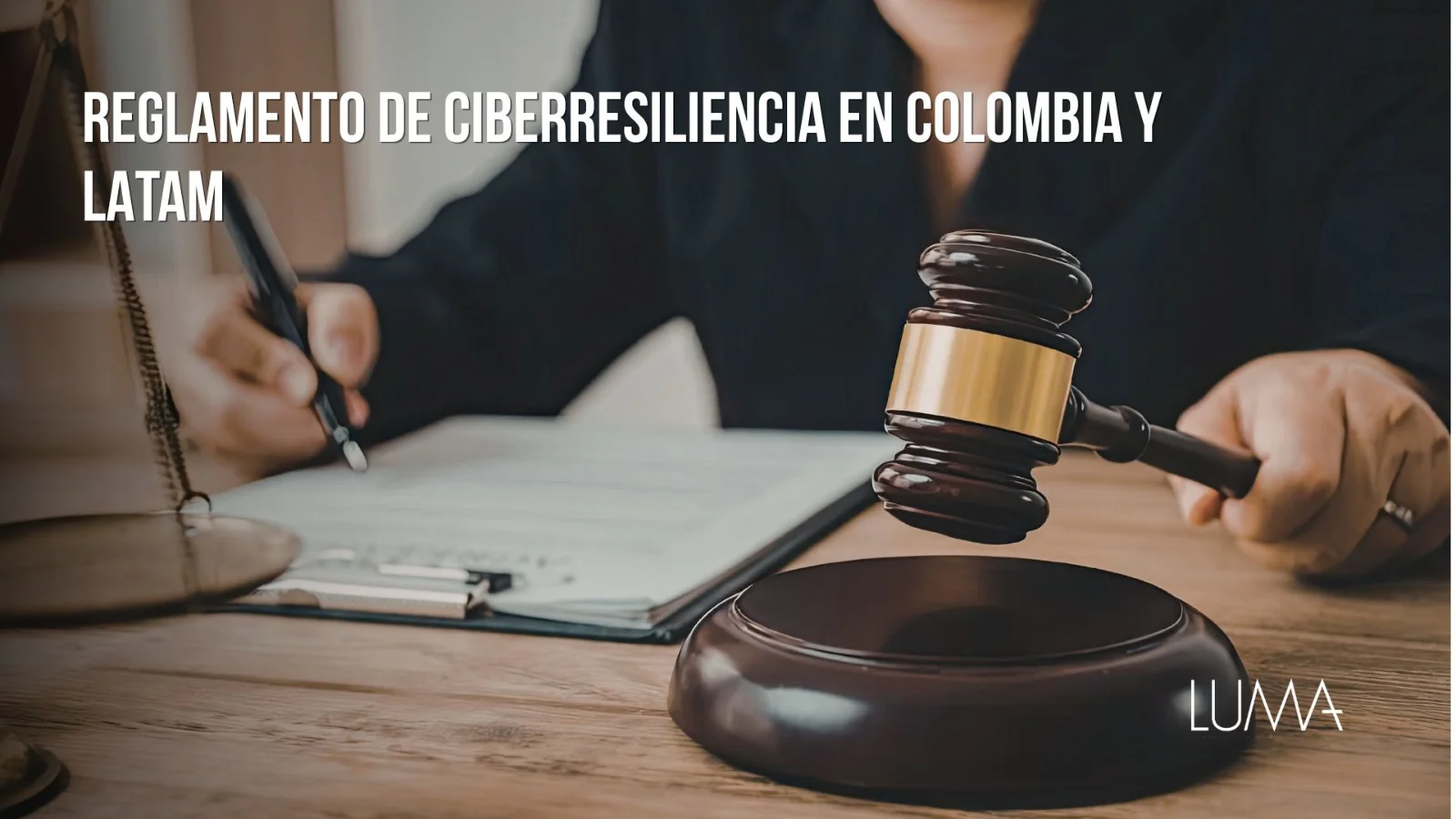 Ilustración conceptual que combina símbolos de la ley tradicional con elementos gráficos de ciberseguridad y protección de datos.
